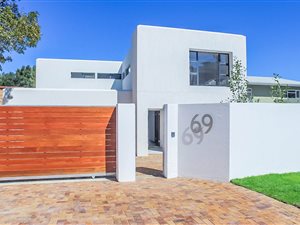 4 Bed House in Voelklip