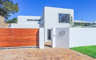 4 Bedroom House in Voelklip