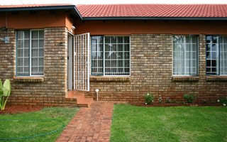 3 Bedroom Townhouse in Doornpoort and surrounds