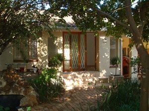 2 Bedroom Garden Cottage in Glenadrienne