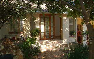2 Bedroom Garden Cottage in Glenadrienne
