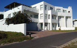 5 Bedroom House in Paradise Beach