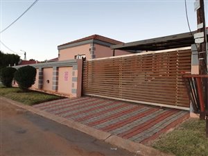 3 Bed House in Clayville