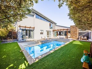 4 Bed House in Bloubergstrand
