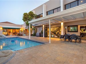 6 Bed House in Bloubergstrand