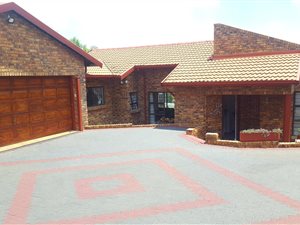 3 Bedroom House in Noordheuwel