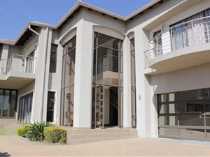 4 Bed House in Crescent Wood Country Estate