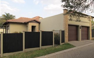 3 Bedroom Cluster in Fourways Gardens