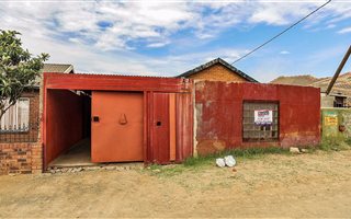 2 Bedroom House in Blomanda