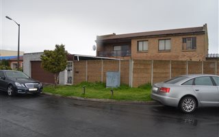 10 Bedroom House in Grassy Park