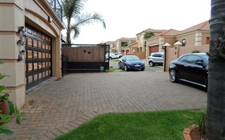 3 Bedroom Cluster in Noordheuwel