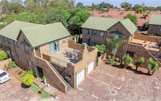 3 Bedroom Simplex in Lyttelton Manor