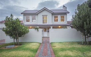 5 Bedroom House in Voelklip