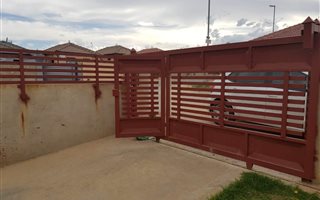 2 Bedroom House in Clayville