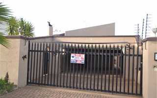 4 Bedroom House in Eike Park