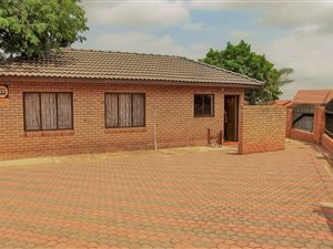 4 Bed House in Flora Park