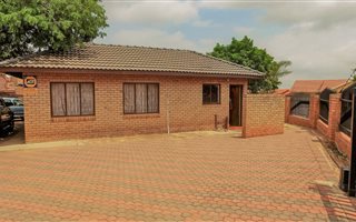 4 Bedroom House in Flora Park