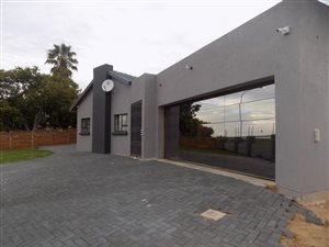 4 Bed House in Heuweloord