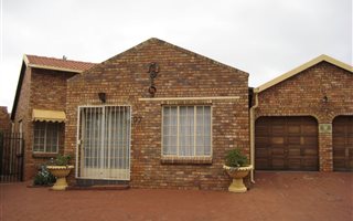 3 Bedroom House in Magalieskruin