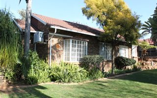 4 Bedroom House in Rooihuiskraal