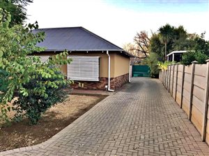 5 Bed House in Dan Pienaar