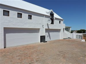 5 Bed House in Van Riebeeckstrand