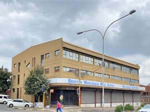 2400 m² Commercial space in Brixton