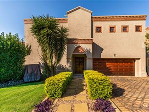 4 Bed Townhouse in Eagle Canyon Golf Estate
