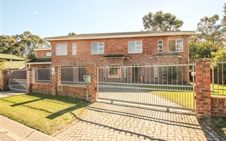 3 Bedroom House in Beverley Grove