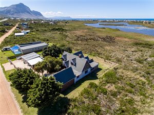 4 Bedroom House in Bettys Bay