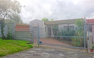 3 Bedroom Garden Cottage in Kenilworth