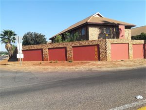 3 Bed Townhouse in Zwartkop