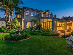 7 Bed House in Ruimsig Country Estate