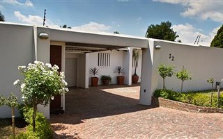 1 Bedroom Garden Cottage in Gallo Manor