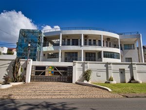 9 Bed House in Bluff