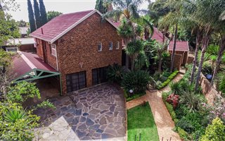 5 Bedroom House in Elarduspark