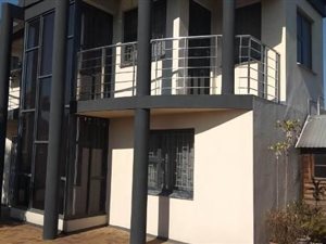 5 Bed House in Centenary Park