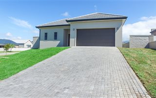 4 Bedroom House in Kraaibosch