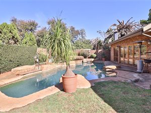 5 Bed House in Zwartkop