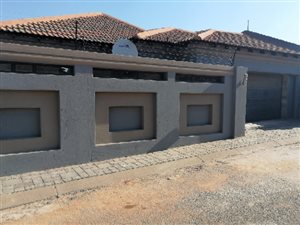 3 Bed House in Etwatwa