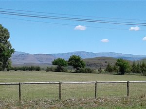1.7 ha Land available in Himeville