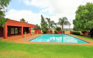 3 Bedroom Apartment in Marais Steyn Park