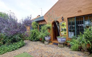 3 Bedroom House in Kensington B