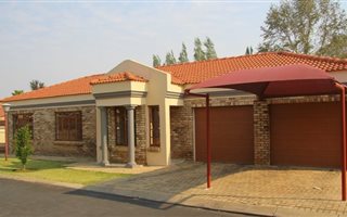 2 Bedroom Townhouse in Grimbeek Park