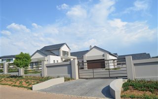 1.1 ha Land available in Blue Hills Equestrian Estate