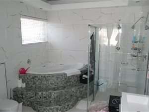 5 Bed House in Lotus River