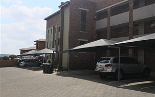2 Bedroom Flat in Rooihuiskraal North