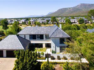 4 Bed House in Pearl Valley