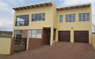 4 Bedroom House in Bankenveld
