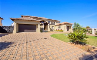5 Bedroom House in Helderwyk Estate